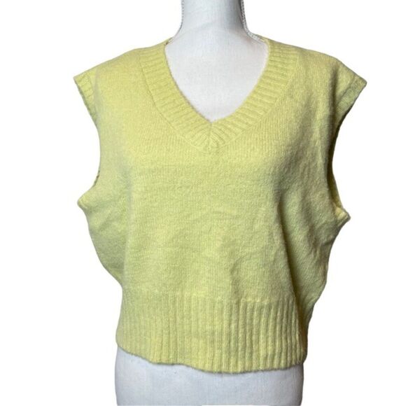 NWOT Jessica Simpson Sleeveless Sweater Vest Solid Lemon Lime V-Neck Size Medium - Picture 1 of 8